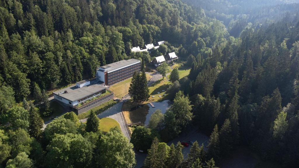 an aerial view of a building in the middle of a forest at Hotel Schwarzbachtal Hideaway in Erlbach