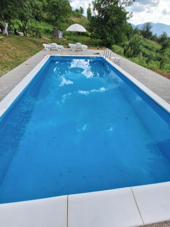 Bazén v ubytování Bungalovi Lana nebo v jeho okolí