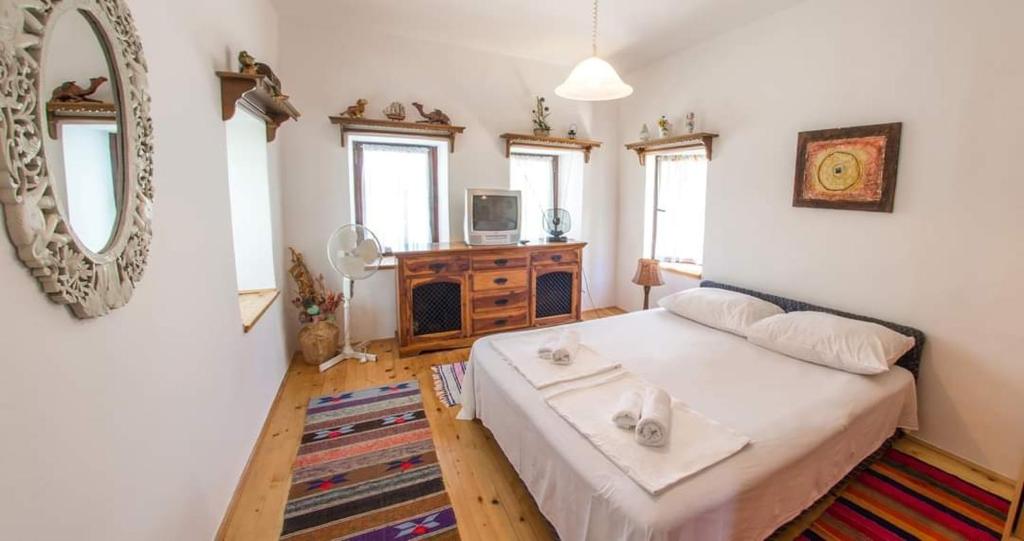 Charming Cottage - One-Bedroom House