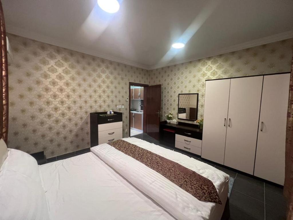 塔諾瑪的住宿－احلى اوقاتي，卧室配有白色的床和电视。