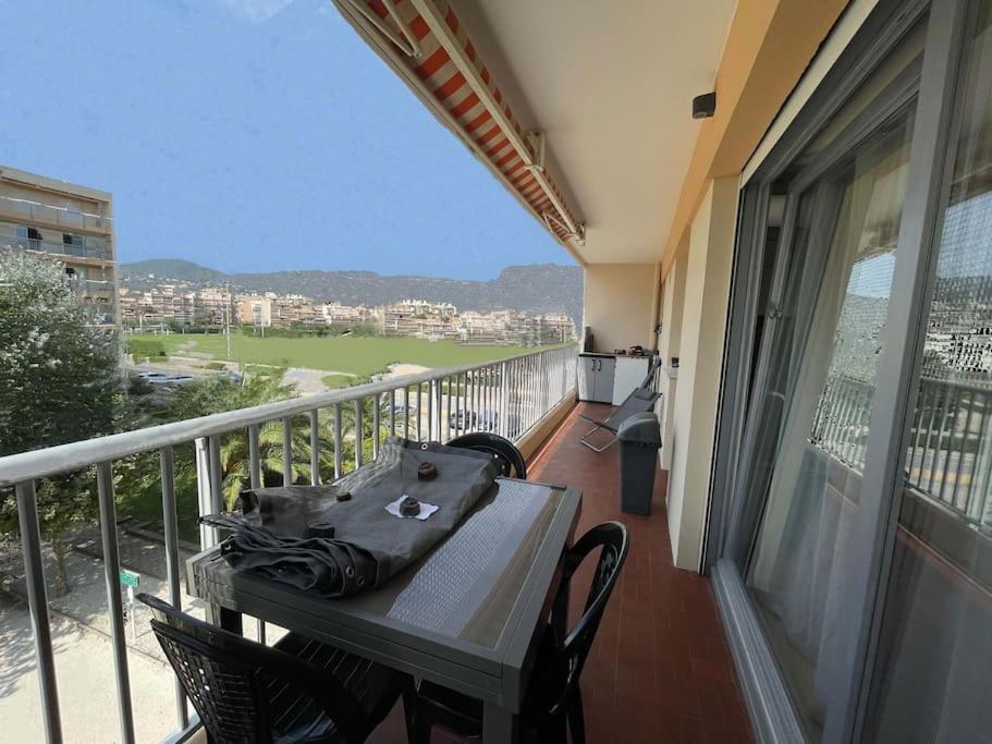 - un balcon avec une table et un sac dans l'établissement appartement cosy à 100m de la plage, CLIM, WIFI, piscine, au Lavandou