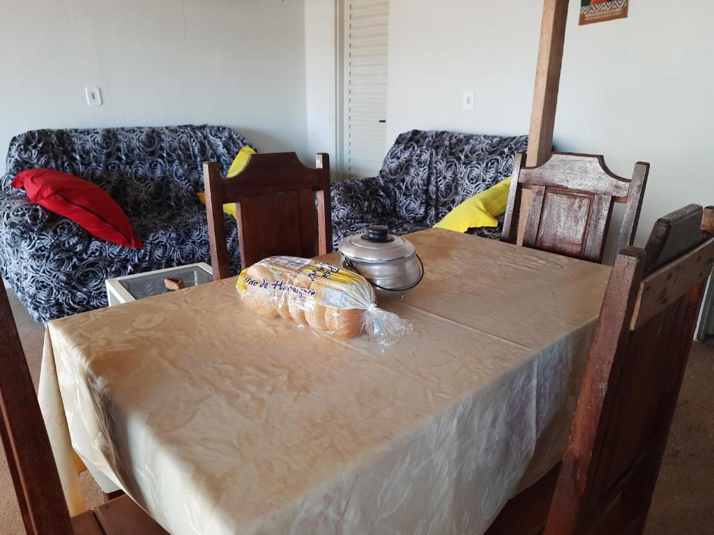 uma mesa de jantar com uma toalha de mesa em Casa de campo em Barra do Garças