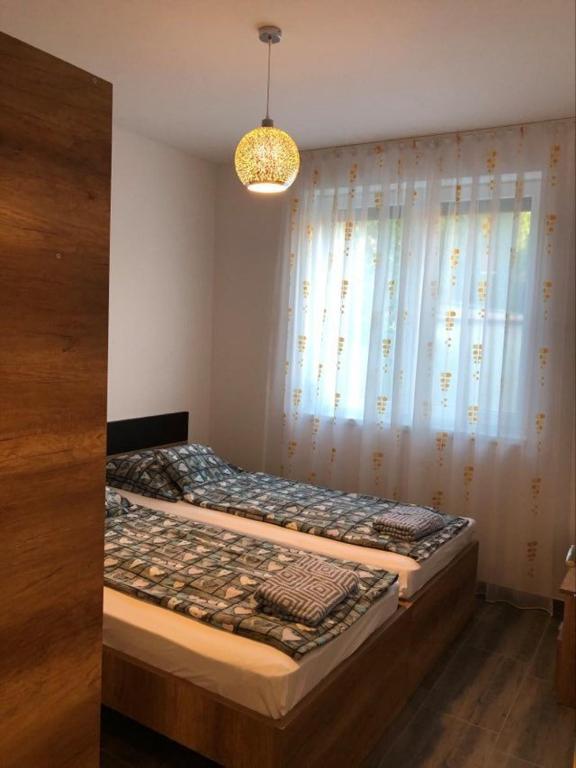 Łóżko lub łóżka w pokoju w obiekcie Imre Apartman