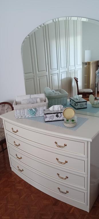 duża biała komoda w pokoju w obiekcie Retica Tirano w mieście Tirano