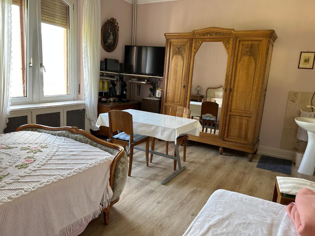 Chambre Gentiane 2 à 3 personnes wifi sdb partagée – photo 11