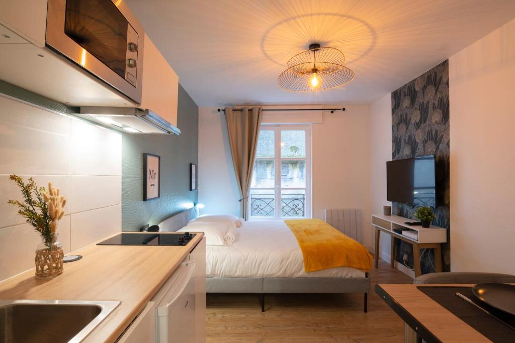 een kleine slaapkamer met een bed en een raam bij Le chevremont in Metz