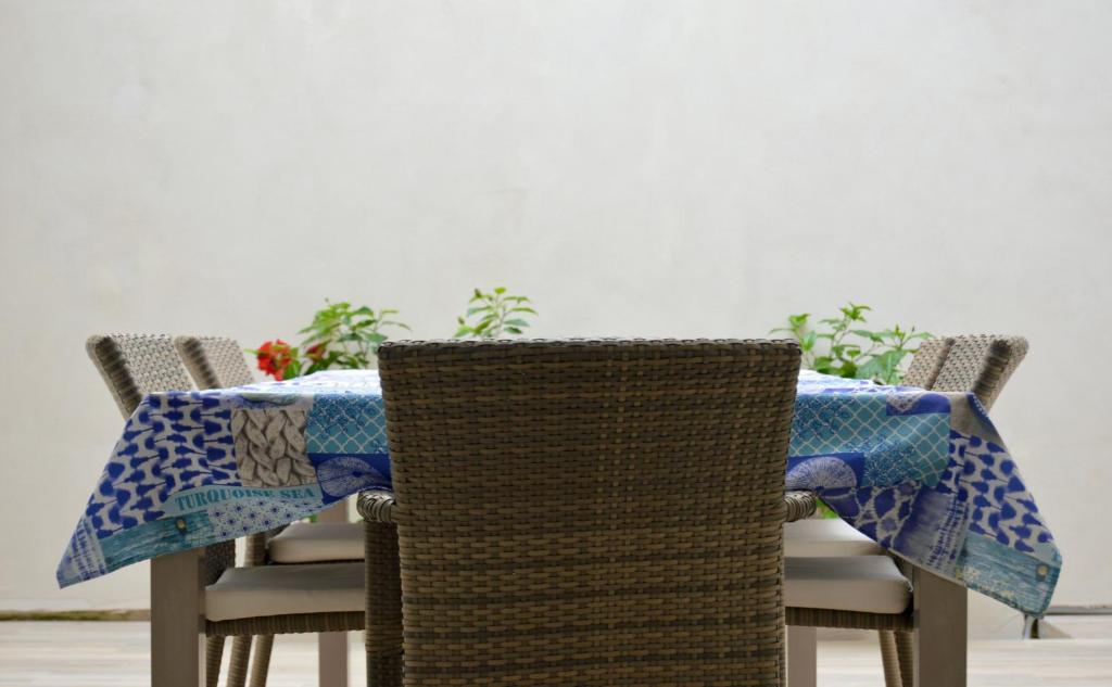 una mesa con dos sillas y un edredón en Novalis Rooms, en Porto Cesareo