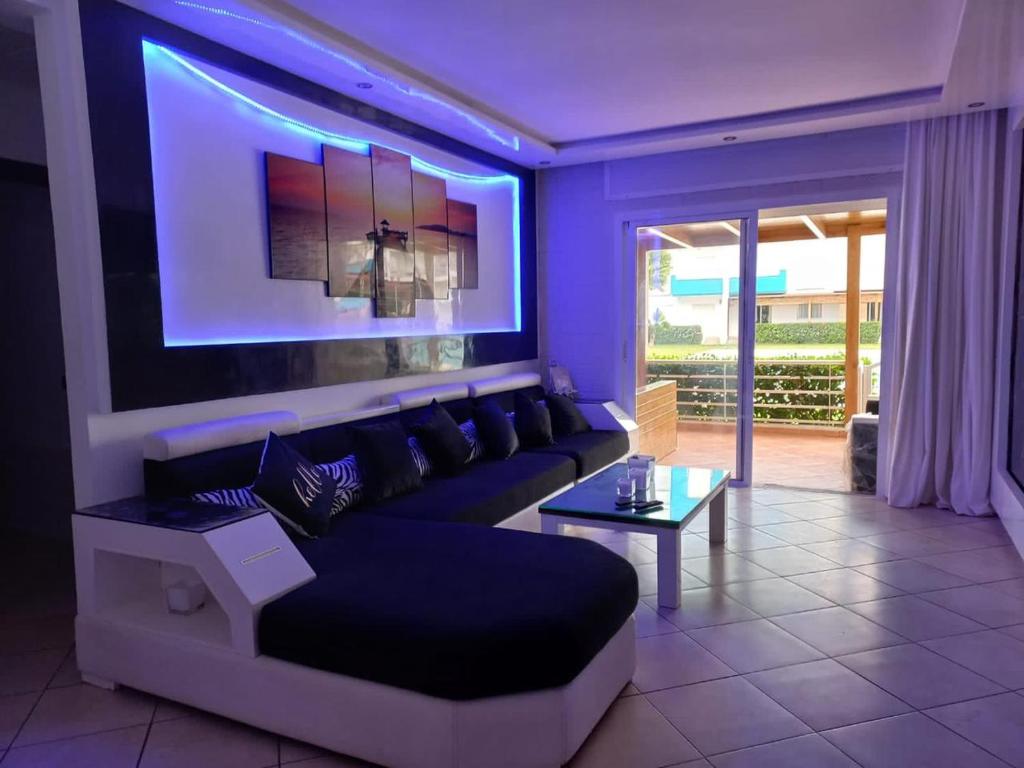un soggiorno con divano e tavolo di Appartement de Luxe Arena Martil a Martil
