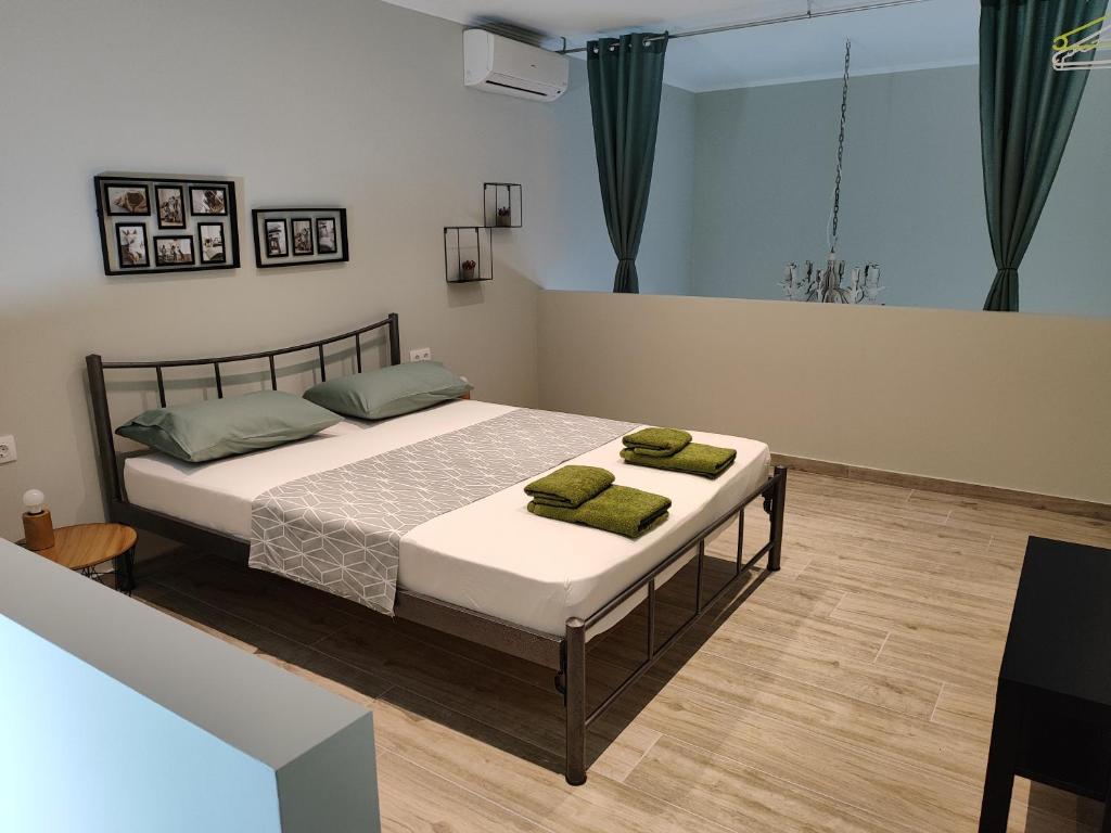 Postel nebo postele na pokoji v ubytování Kamares Suites 2