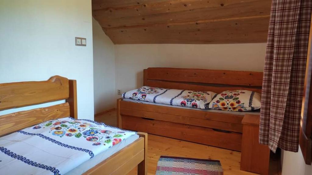 sypialnia z 2 łóżkami w pokoju w obiekcie Horná chata u Bratrikov w mieście Haligovce