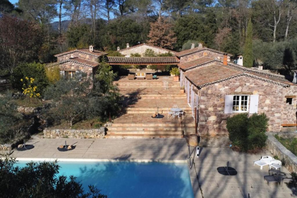 an aerial view of a house with a swimming pool at Le Jas du Romarin in Callas