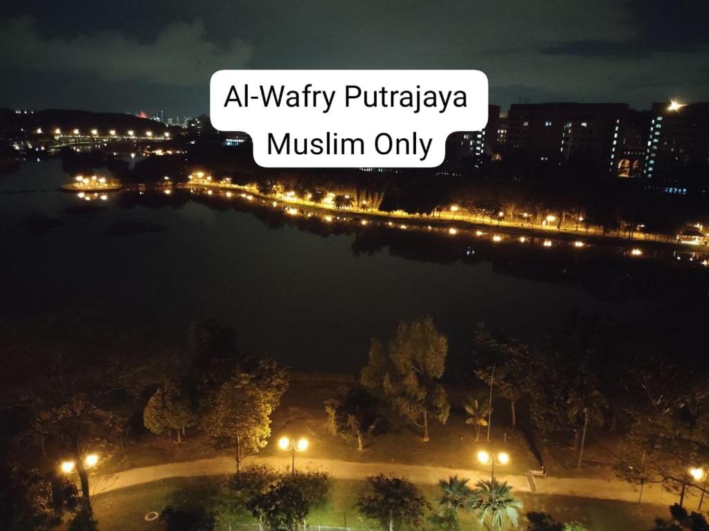 Blick auf einen Fluss in der Nacht nur mit dem Wordsanya Muslin in der Unterkunft AL-WAFRY PUTRAJAYA Presint 16 - Bersebelahan Everly Alamanda Mall in Putrajaya