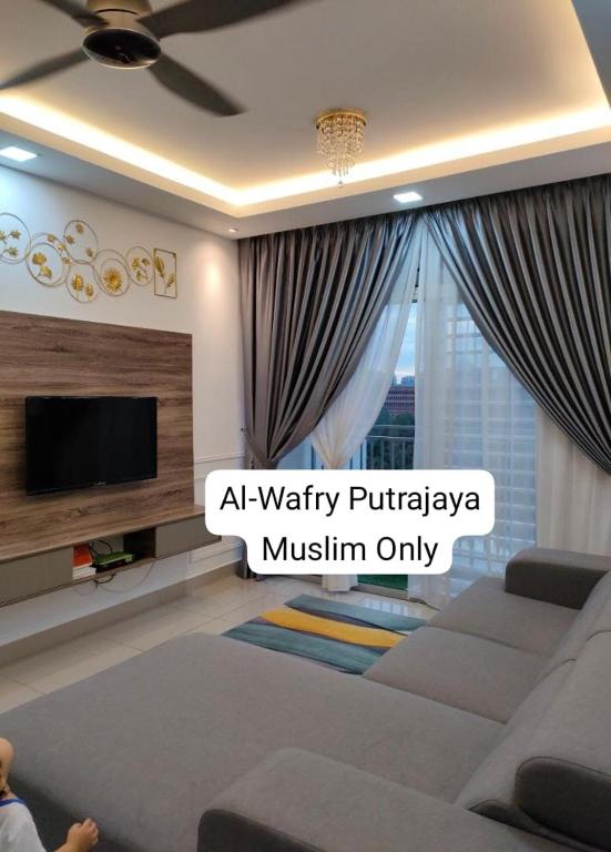 TV a/nebo společenská místnost v ubytování AL-WAFRY PUTRAJAYA Presint 16 - Bersebelahan Everly Alamanda Mall