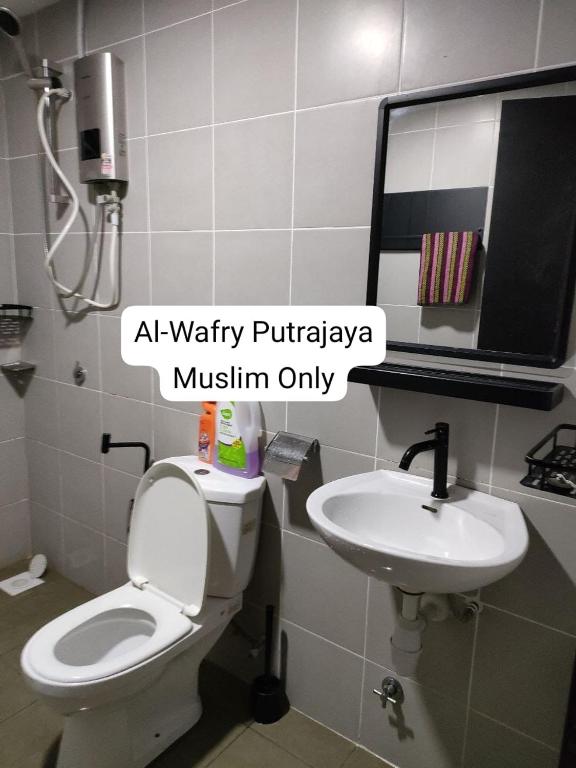 Koupelna v ubytování AL-WAFRY PUTRAJAYA Presint 16 - Bersebelahan Everly Alamanda Mall