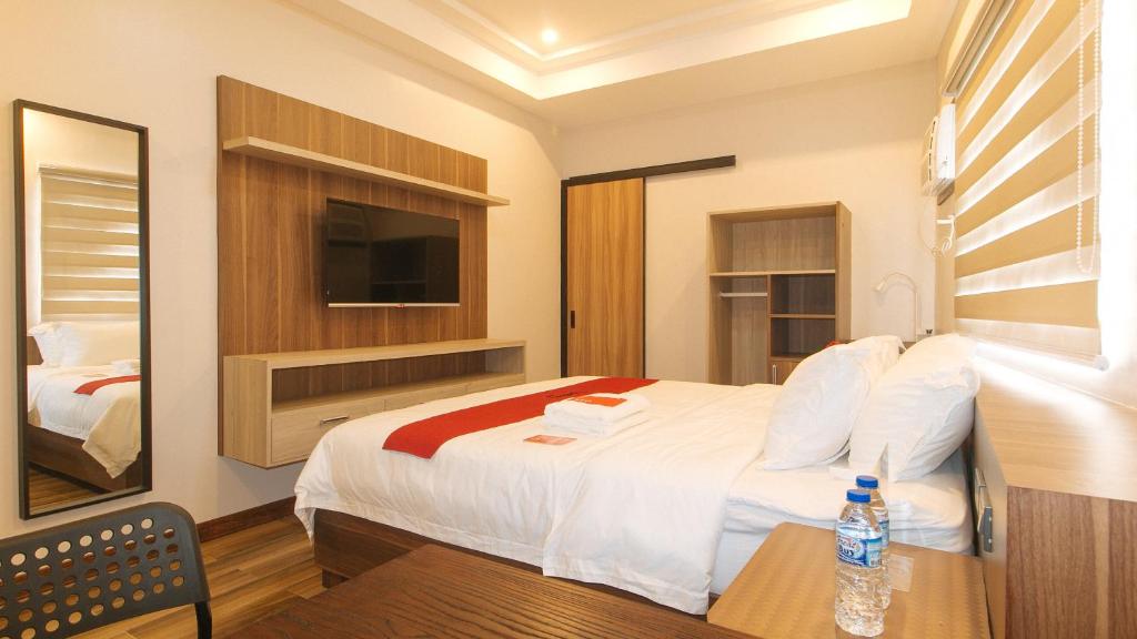 Postel nebo postele na pokoji v ubytování RedDoorz Plus @ Bez Tower and Residences San Juan