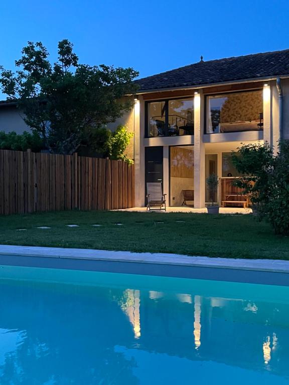 Πισίνα στο ή κοντά στο Suite intimiste avec Spa privatif et vue Pyrénées
