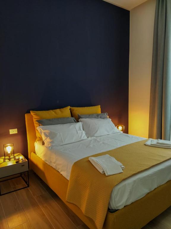 那不勒斯Urban Loft Napoli的卧室里有一张大床，墙壁是蓝色的
