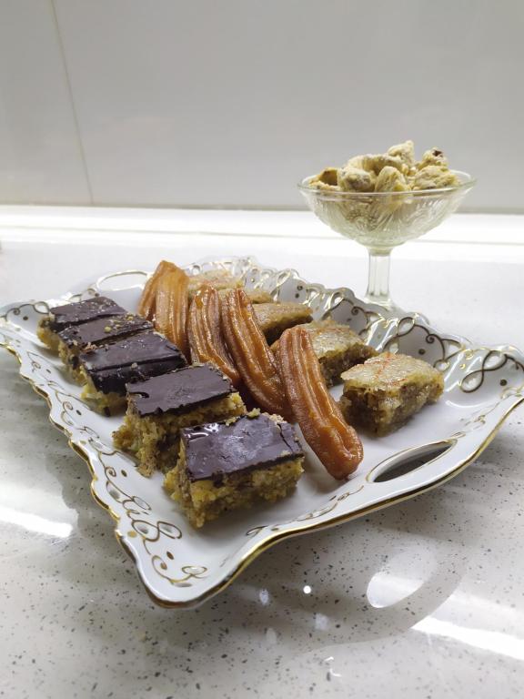 um prato de comida com chocolate e doces sobre ele em Ali Ancient House 555 em Sheki