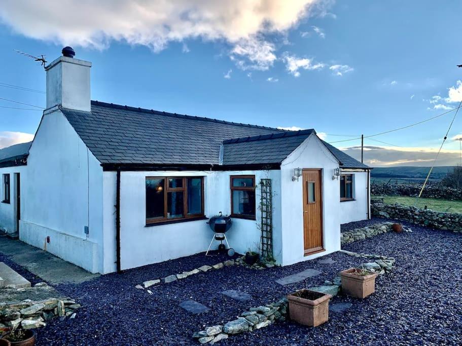 Welsh cottage coastal retreat with stunning views, Penygroes (updated