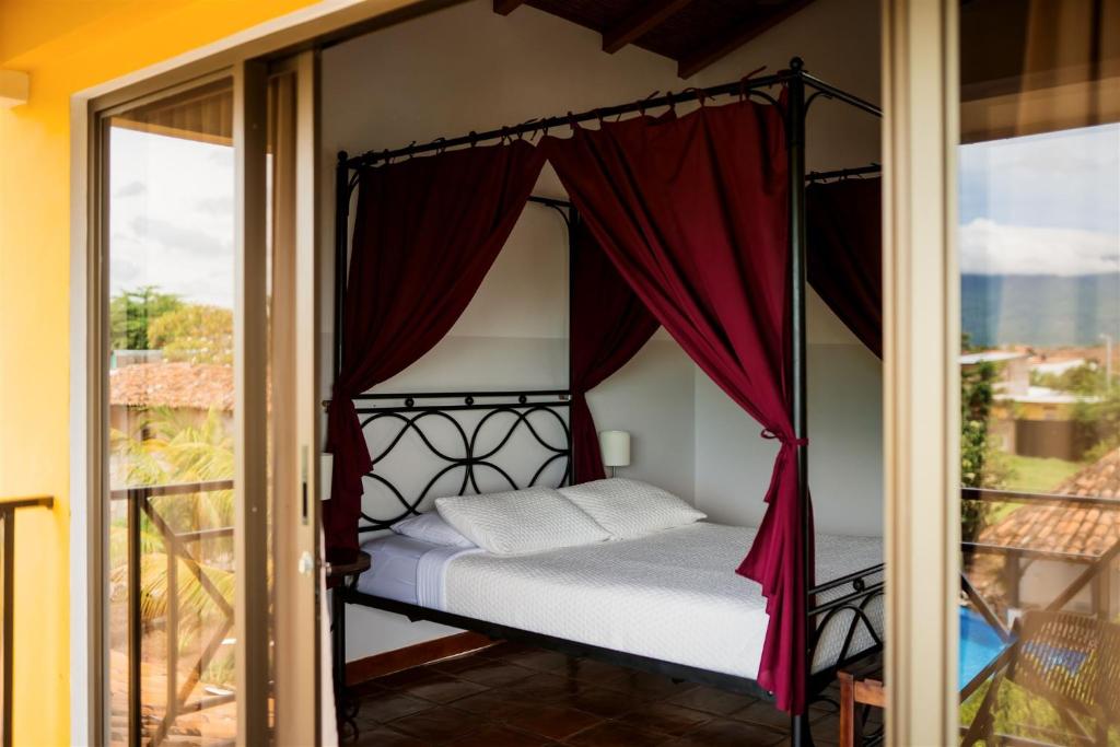 מיטה או מיטות בחדר ב-Hotel Jardín Garden de Granada Nicaragua
