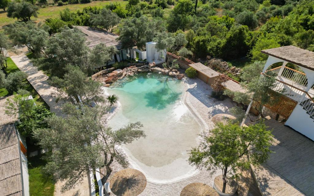 una vista aérea de una piscina con árboles y un edificio en Zai Jardin, en Fethiye