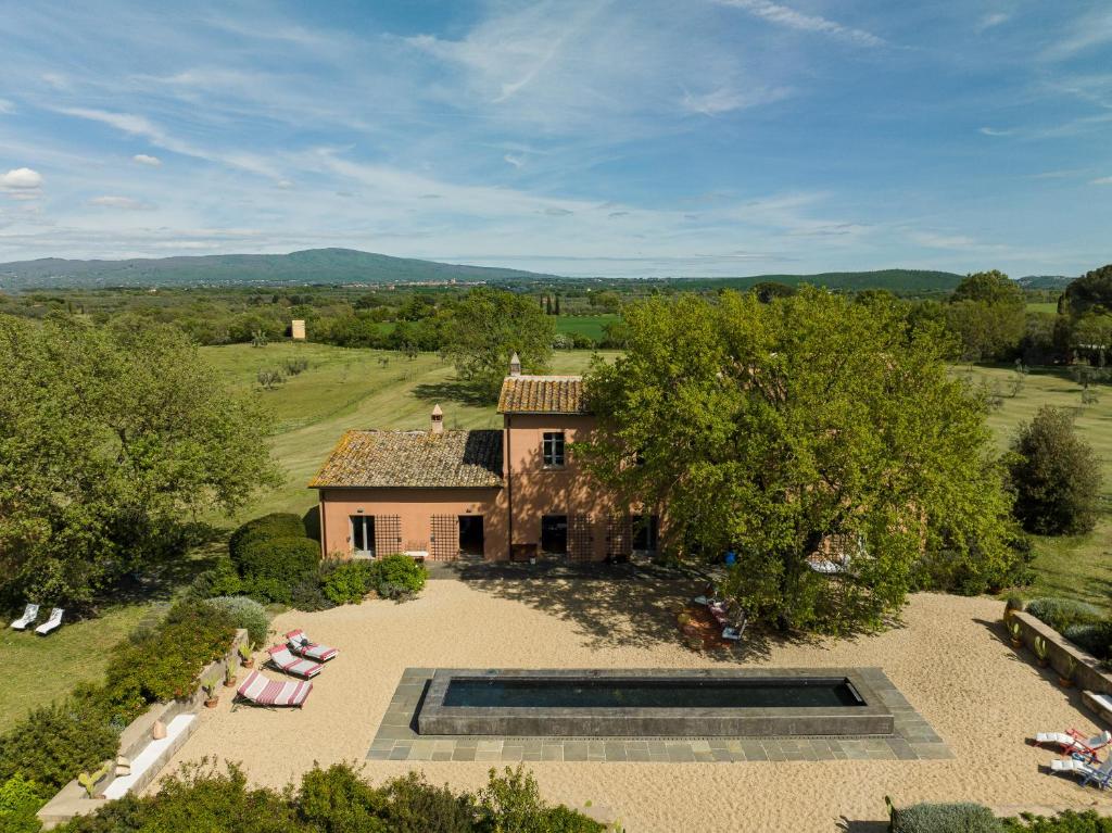 una vista aérea de una casa con piscina en Tenuta Di Paternostro, en Vetralla