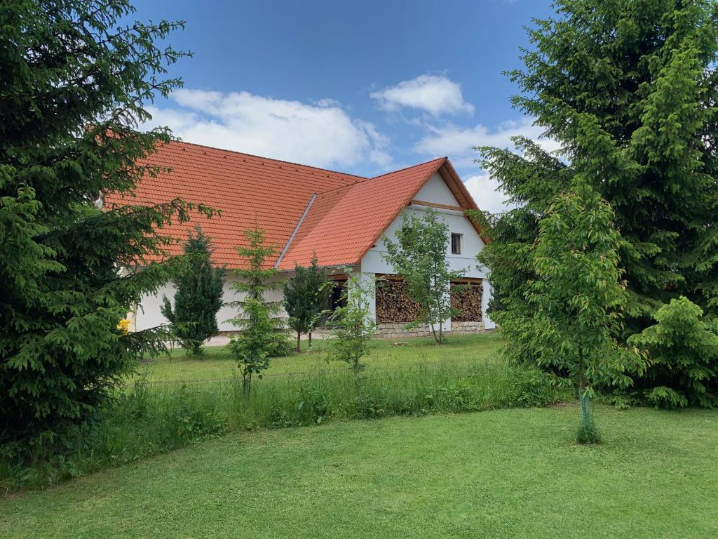 ein Haus mit einem orangenen Dach und einem Hof in der Unterkunft Slunovrat in Teplice nad Metují