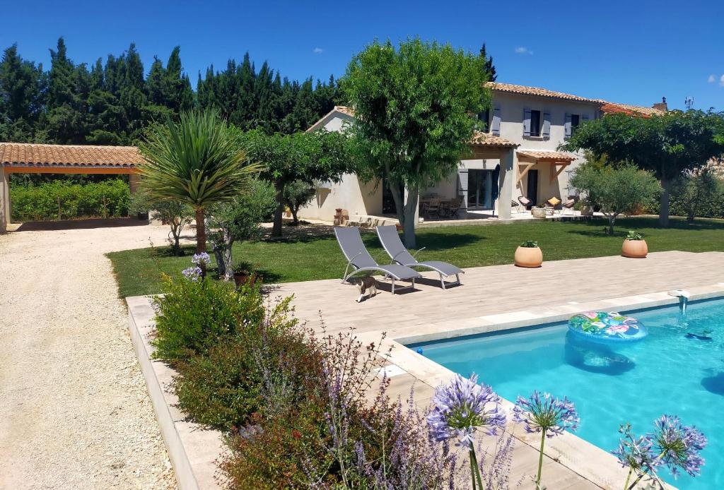 une villa avec piscine et une maison dans l'établissement Lou Mazet provençal à Eygalières - Piscine privée, à Eygalières