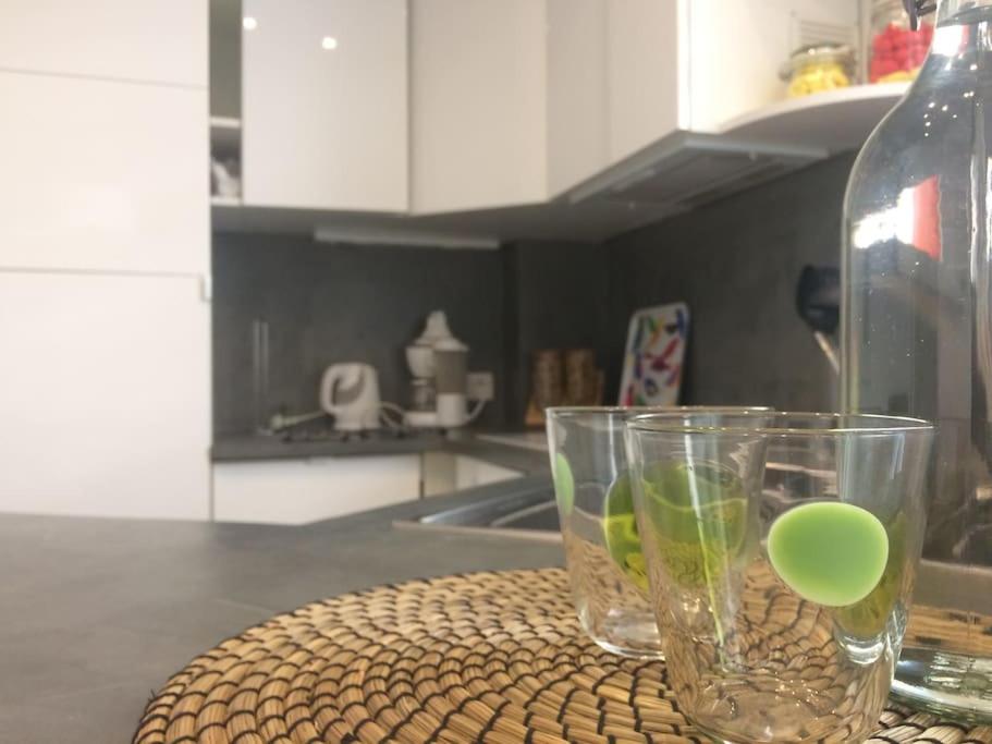 - une table avec deux verres et une bouteille dans l'établissement Appartement centre ville rose, à Toulouse