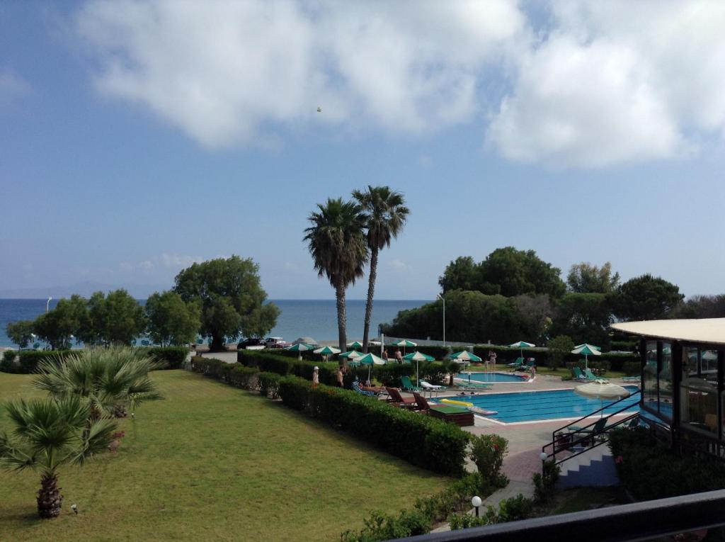 Bazén v ubytovaní Pylea Beach Hotel alebo v jeho blízkosti