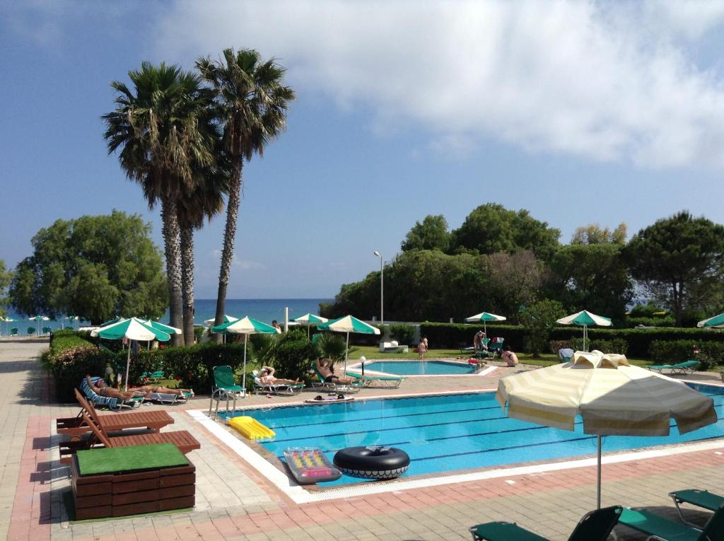 Bazén v ubytovaní Pylea Beach Hotel alebo v jeho blízkosti