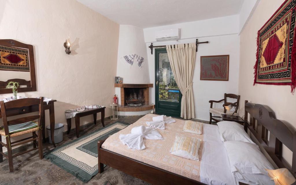 Postel nebo postele na pokoji v ubytování Arolithos Traditional Village Hotel