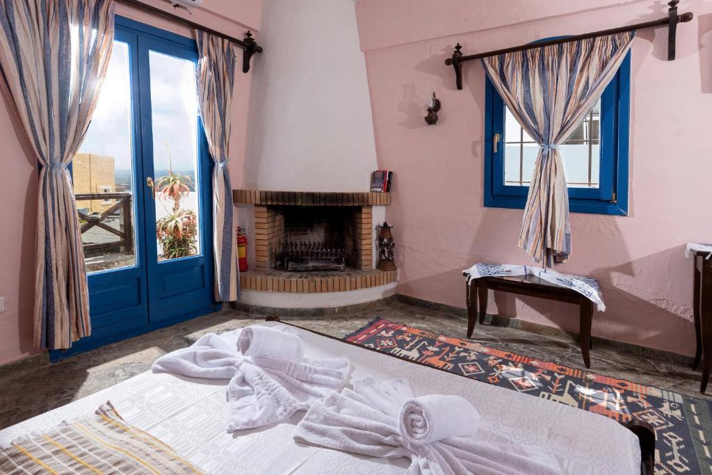 Postel nebo postele na pokoji v ubytování Arolithos Traditional Village Hotel
