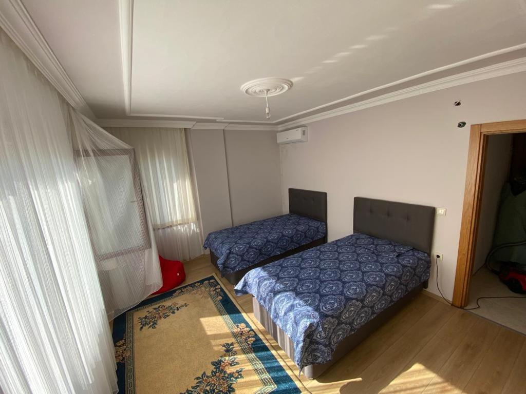 1 dormitorio con 2 camas en una habitación en Trabzon Doğa ve Akarsu Kenarı Konut, en Araklı