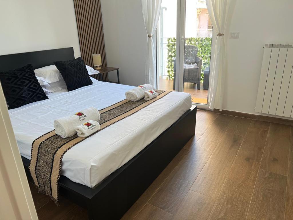 1 dormitorio con 1 cama grande y toallas. en HAVANA HOUSE, en Bari