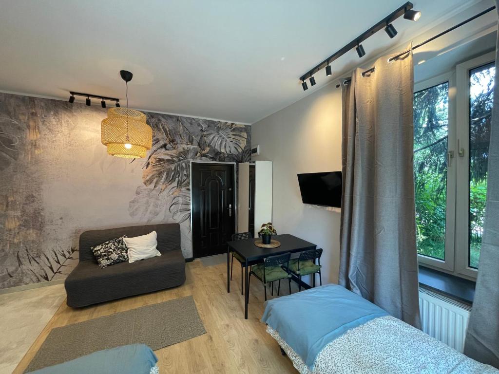 Pokój z łóżkiem, kanapą i stołem w obiekcie Vacation Apartments Sopot w mieście Sopot