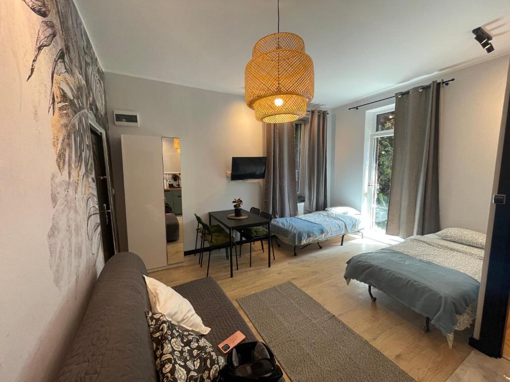salon z kanapą i stołem w obiekcie Vacation Apartments Sopot w mieście Sopot