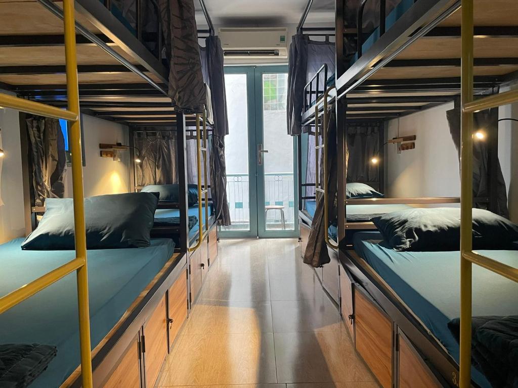 Cette chambre comprend 4 lits superposés. dans l'établissement JOY HOSTEL, à Hô-Chi-Minh-Ville