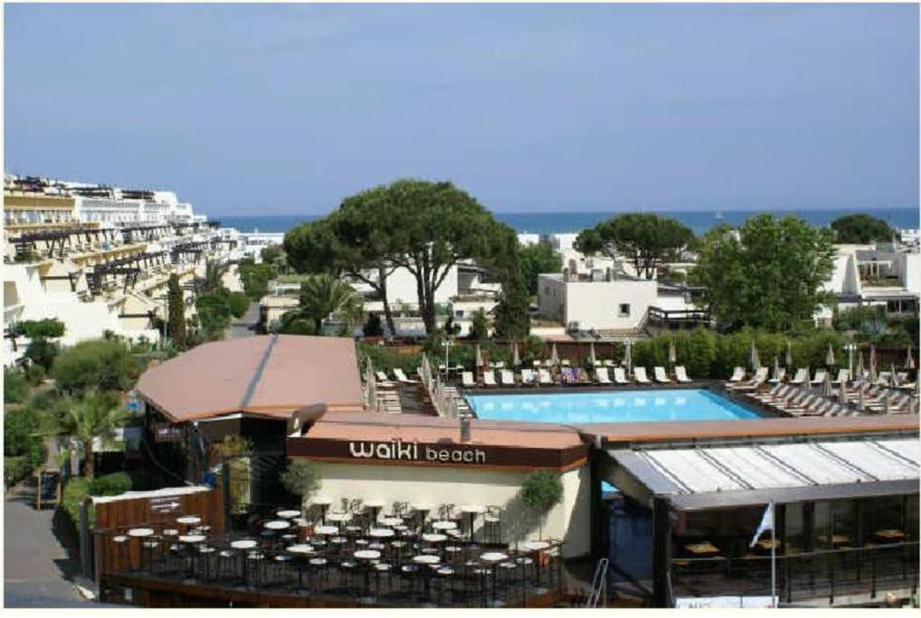 - une vue sur un complexe avec une piscine et des chaises dans l'établissement Studio 567, Port Nature 5 au village naturiste, au Cap d'Agde