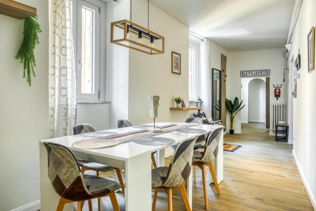 ein Esszimmer mit einem weißen Tisch und Stühlen in der Unterkunft Grand Maison del Moro - Trastevere in Rom