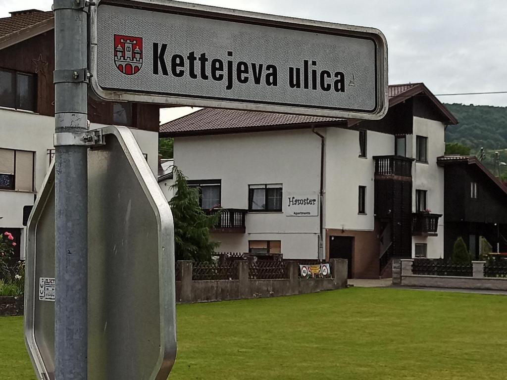 un letrero de la calle en un poste frente a una casa en Family apartments "Hamster" up to 7 persons, en Zgornja Polskava