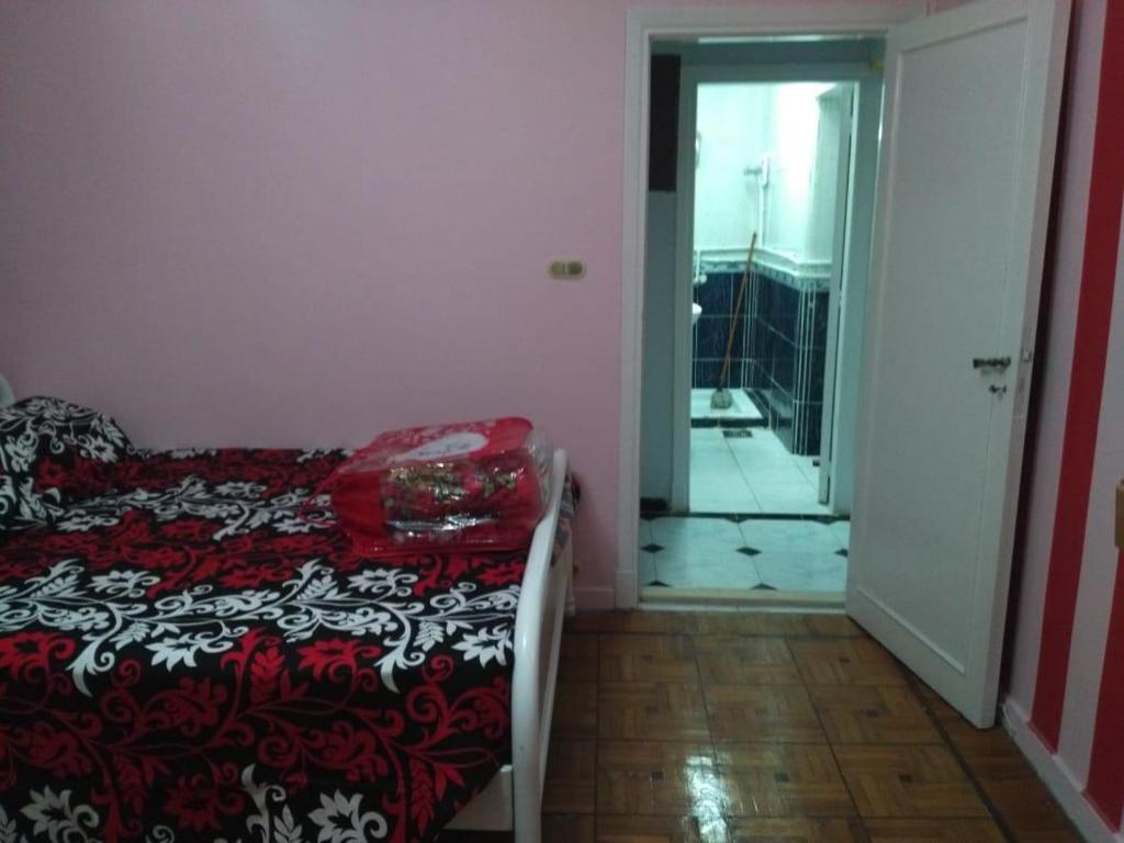 1 dormitorio con 1 cama y puerta que da a un pasillo en مفيدا en El Cairo