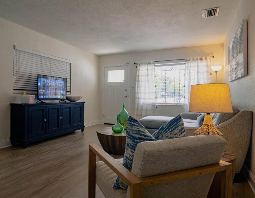 een woonkamer met een bank en een tv bij Cozy 3Bdr home in the heart of Tampa in Tampa
