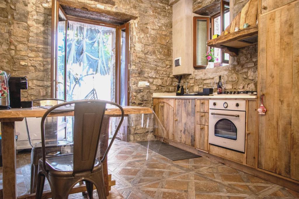 cocina con mesa y fogones en IL NIDO DI MATILDE _monolocale design sul fiume_, en Rossena