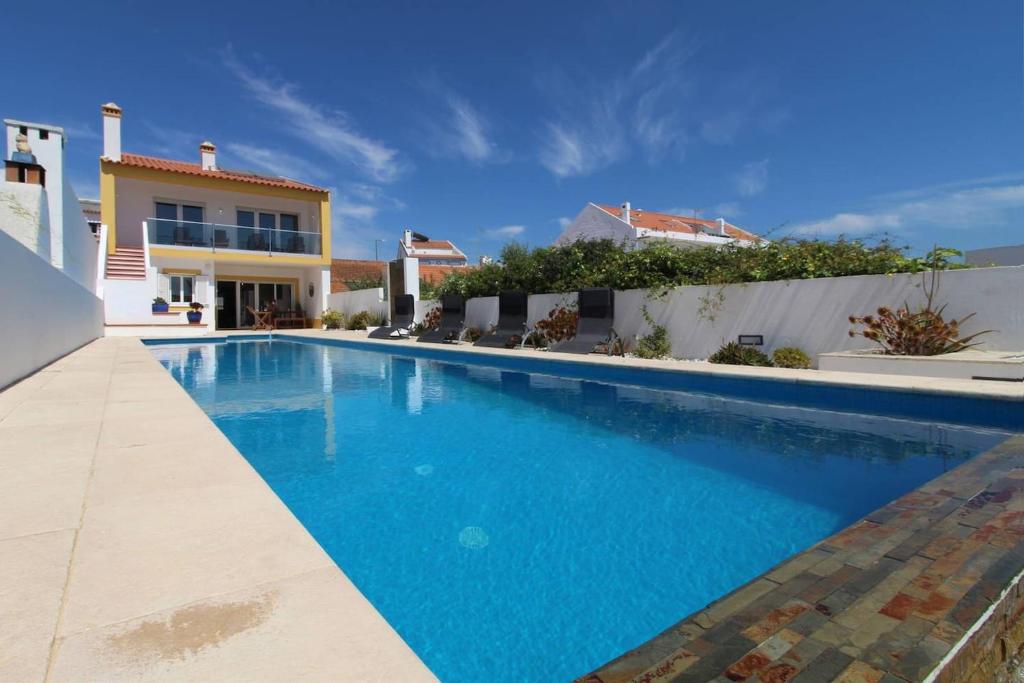 una piscina davanti a una casa di Fonte dos Pássaros a Vila Nova de Milfontes