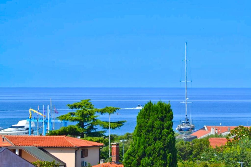 Blick auf das Meer von einer Stadt mit Bäumen in der Unterkunft Panorama Punta in Umag