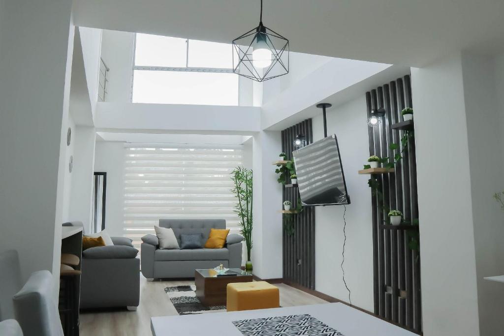 a living room with a couch and a tv at Apartamentos cómodos en Milan zona G in Manizales