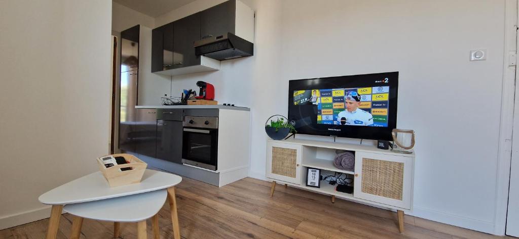 TV a/nebo společenská místnost v ubytování T2 vue mer - entre aéroport et centre-ville