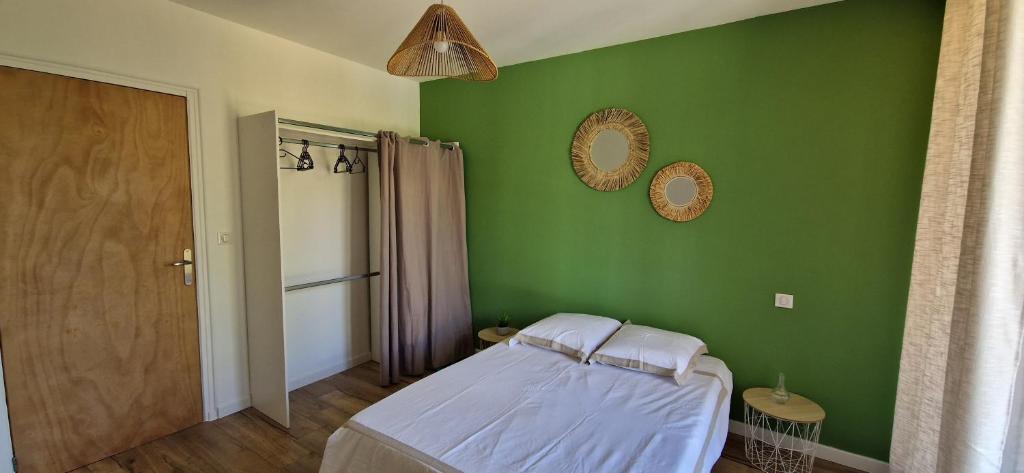 Postel nebo postele na pokoji v ubytování T2 vue mer - entre aéroport et centre-ville
