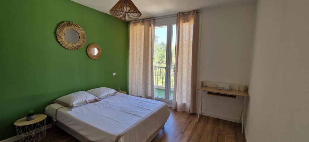 Postel nebo postele na pokoji v ubytování T2 vue mer - entre aéroport et centre-ville